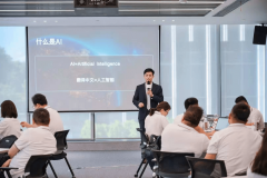 安哲逸组建了一支由海归硕士和资深财产形成团